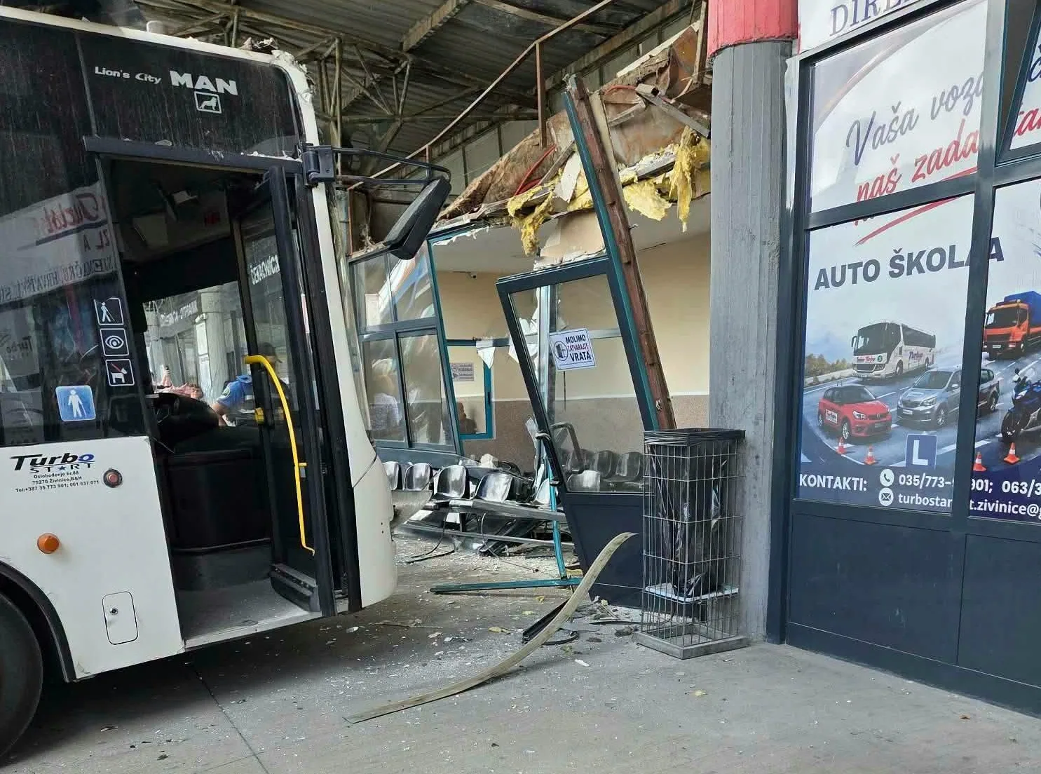 Autobus uletio u stanicu u Živinicama: Povrijeđena tri pješaka