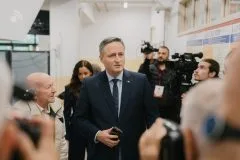 Denis Bećirović glasao na biračkom mjestu u Tuzli