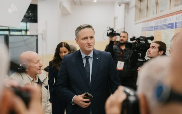 Denis Bećirović glasao na biračkom mjestu u Tuzli