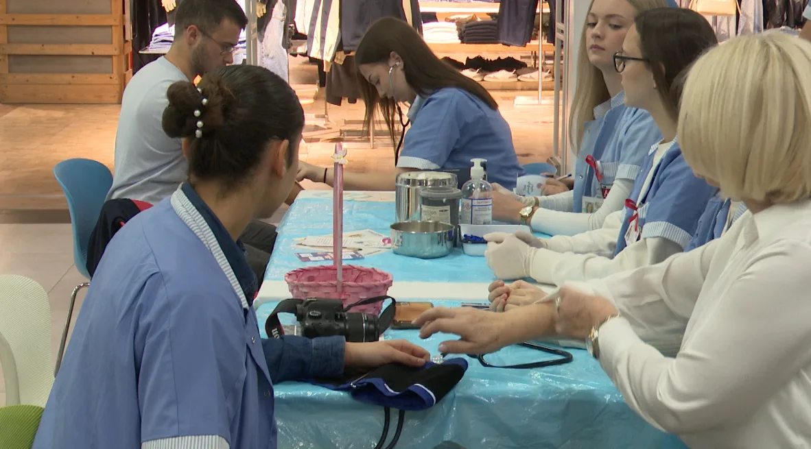 Prevencija moždanog udara: Učenici i zdravstveni radnici organizovali akciju u Tuzli (VIDEO)