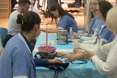Prevencija moždanog udara: Učenici i zdravstveni radnici organizovali akciju u Tuzli (VIDEO)