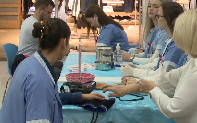 Prevencija moždanog udara: Učenici i zdravstveni radnici organizovali akciju u Tuzli (VIDEO)