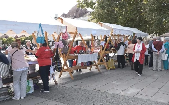 Na Trgu slobode održan tradicionalni Sajam proizvoda i usluga za starije osobe “65+” (VIDEO)