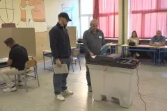 MZ Tušanj: Glasanje protiče bez većih problema, zabilježene poteškoće sa skeniranjem otisaka prstiju starijih sugrađana (VIDEO)