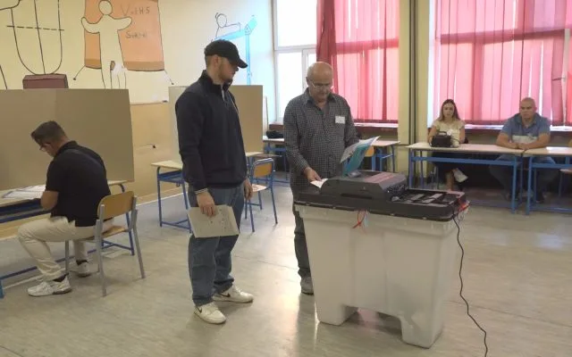 MZ Tušanj: Glasanje protiče bez većih problema, zabilježene poteškoće sa skeniranjem otisaka prstiju starijih sugrađana (VIDEO)