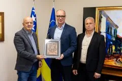 Gradonačelniku Lugaviću uručeno priznanje Udruženja policije „4. april“