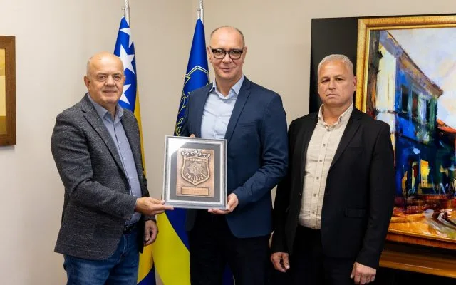Gradonačelniku Lugaviću uručeno priznanje Udruženja policije „4. april“