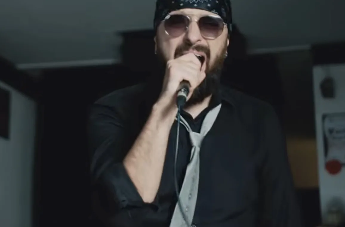Denis Hadžić objavio novu pjesmu ”Te tvoje usne” i najavio promociju prvog albuma