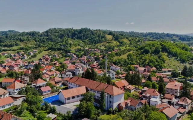 Produžen pritvor 15-godišnjoj učenici iz Tuzle koju terete da je nožem napala dvije djevojčice